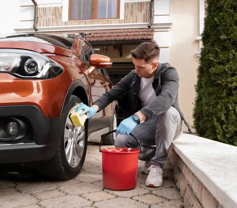 Lavage auto à domicile Ceillac : professionnel intervenant sur un véhicule